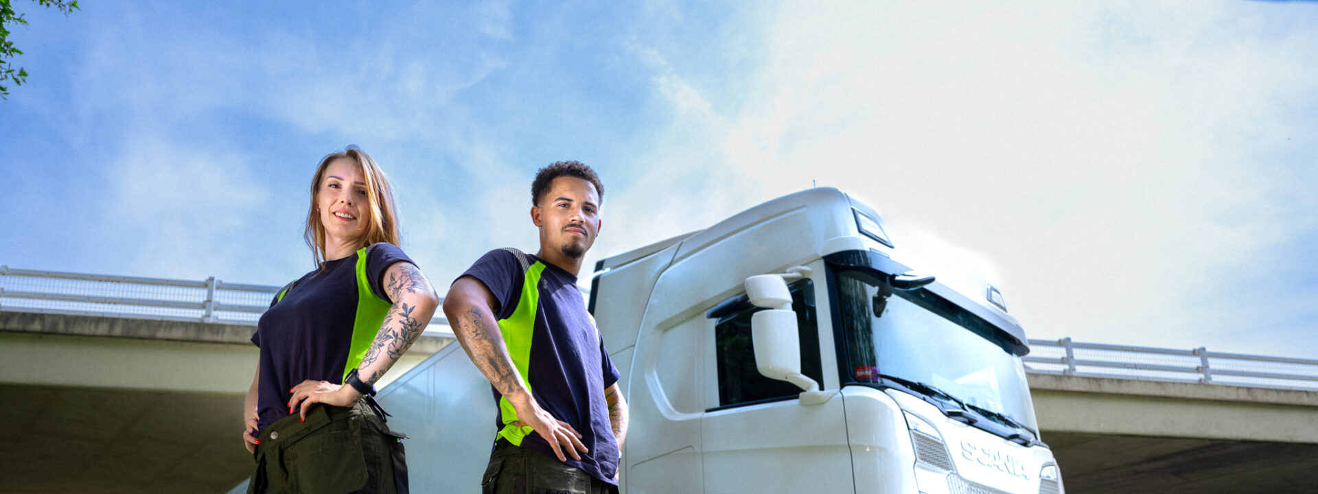 Transport header met 2 chauffeurs voor de vrachtwagen