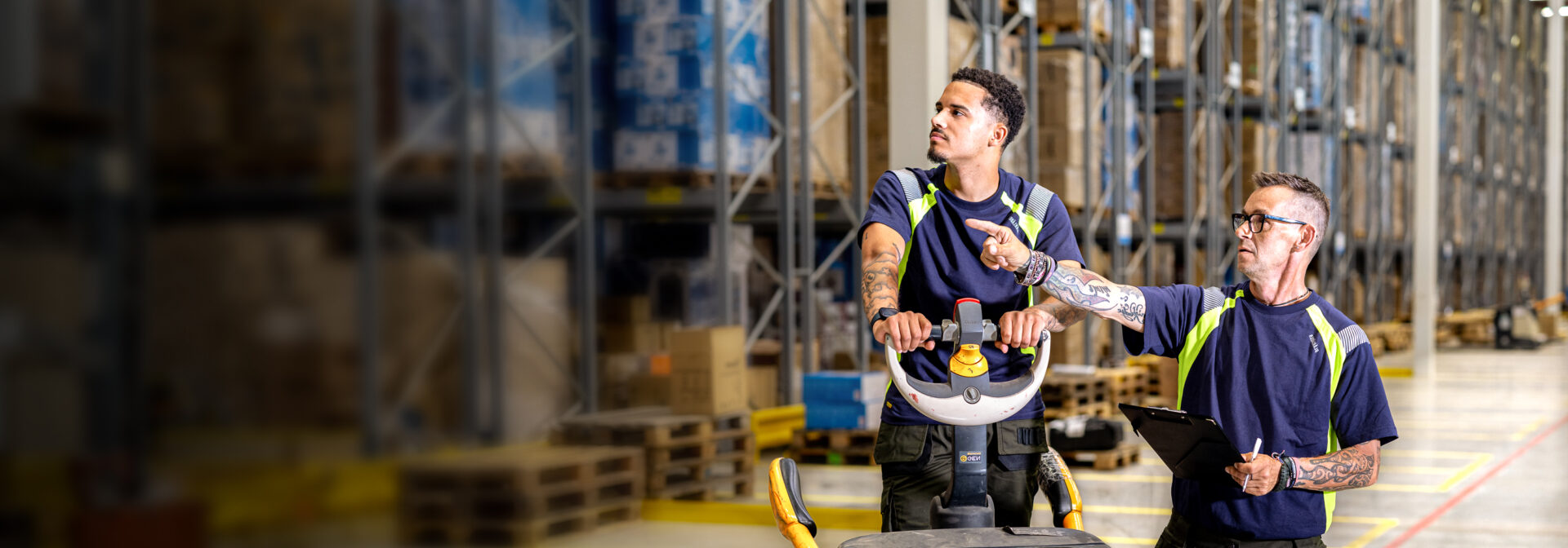 2 mannen wijzend in de logistiek