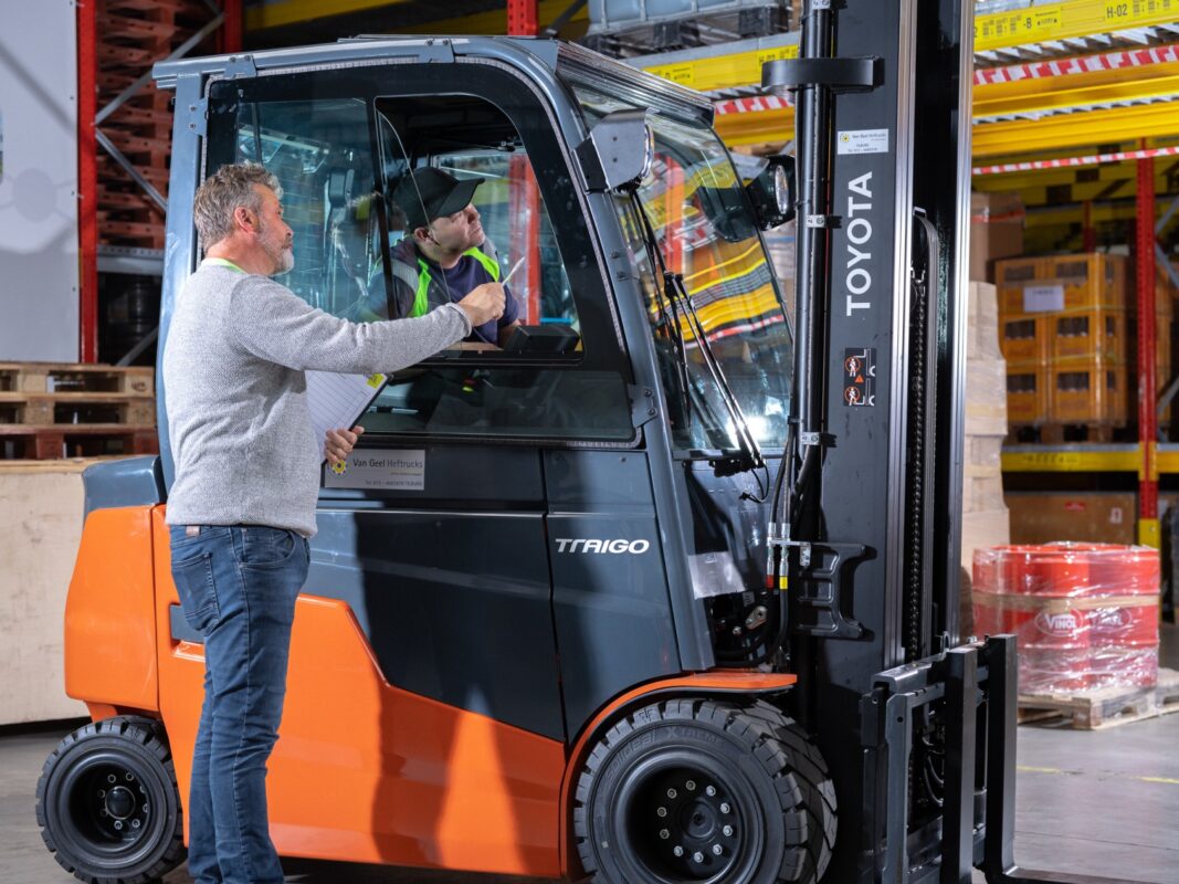 Man geeft uitleg bij heftruck