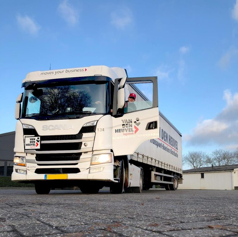 Vrachtwagen Van den Heuvel - Partner van Logistic Force