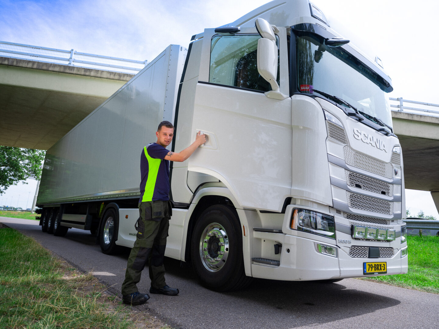 Man bij truck met deur open