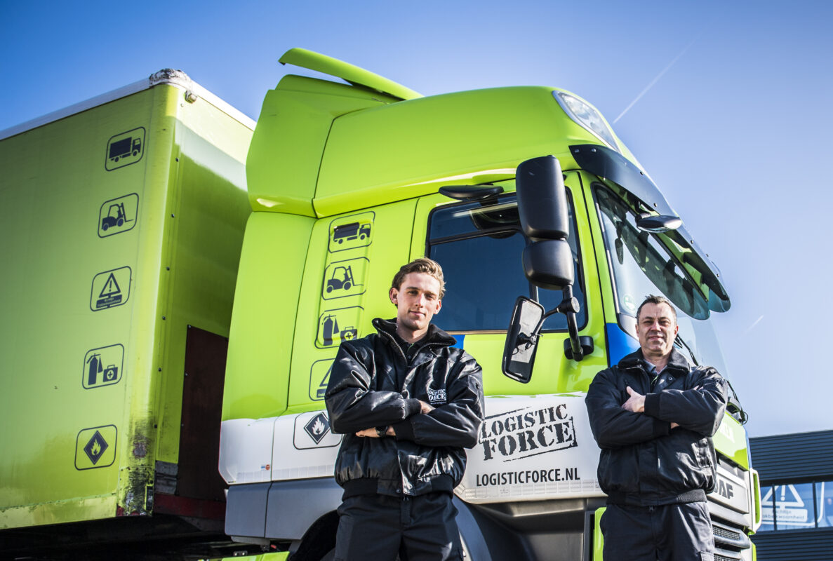 Mannen voor truck en pand