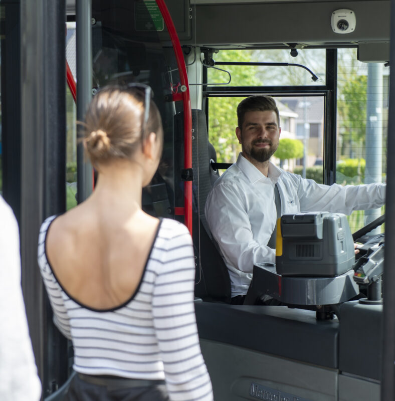 Vrouw stapt in bus