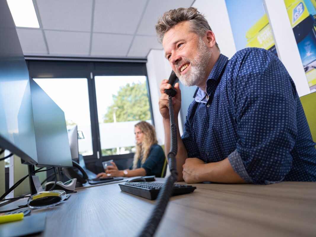 Man aan telefoon op kantoor