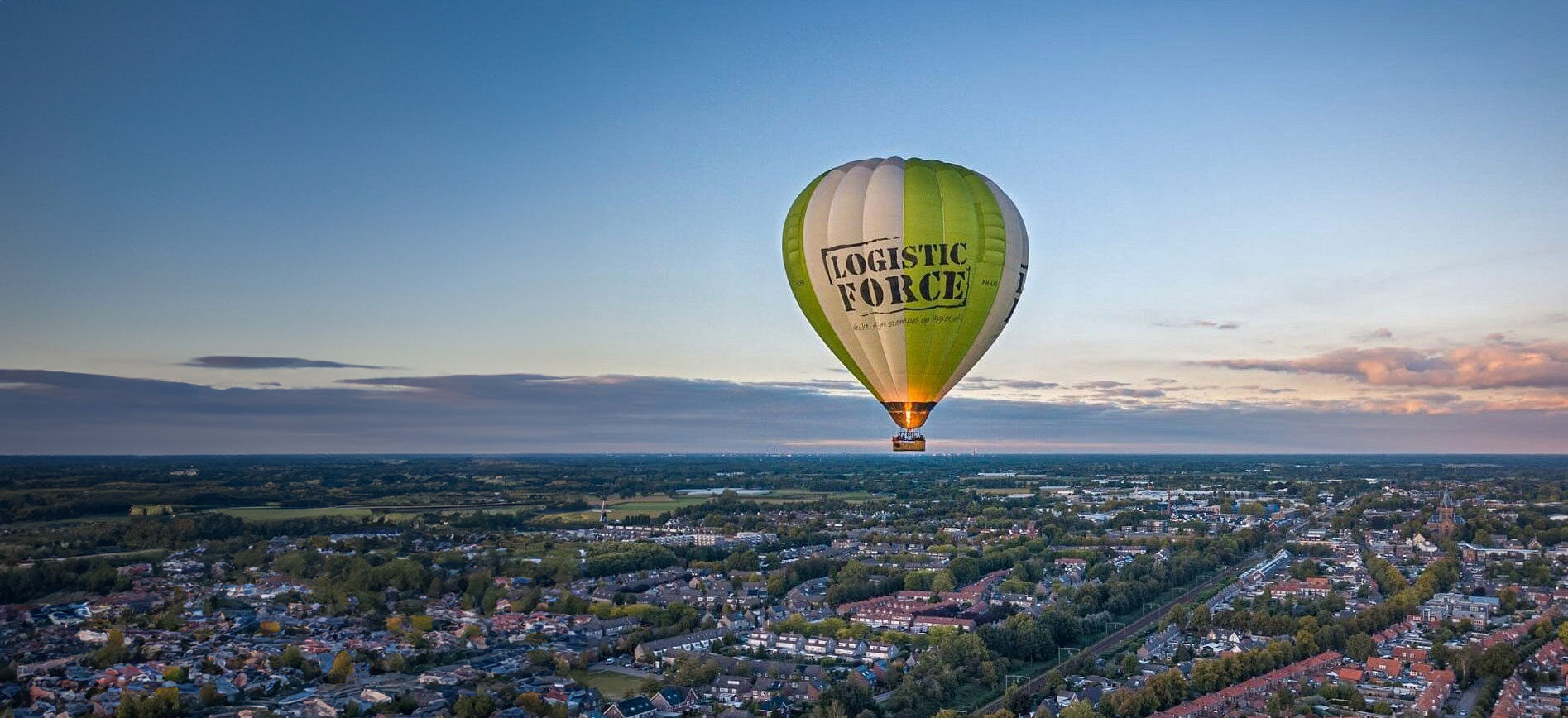 Luchtballon boven stad