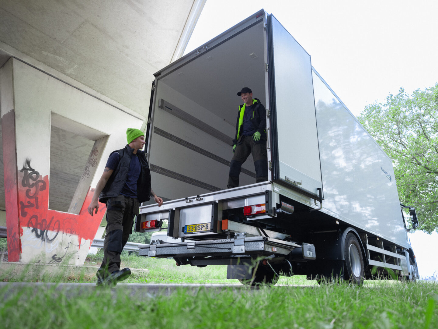 Mannen bij bakwagen