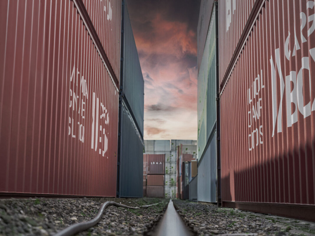 Containers neutraal met rode lucht