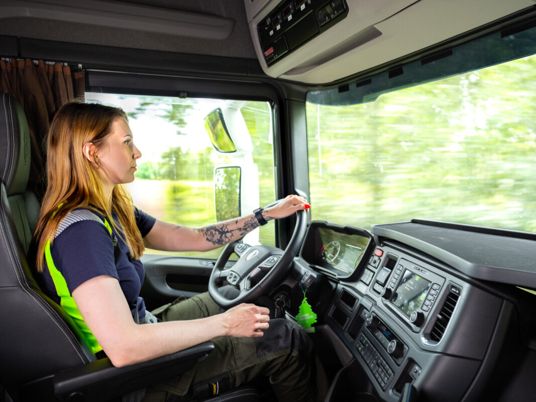 Vrouw in truck met Digitale tachograaf