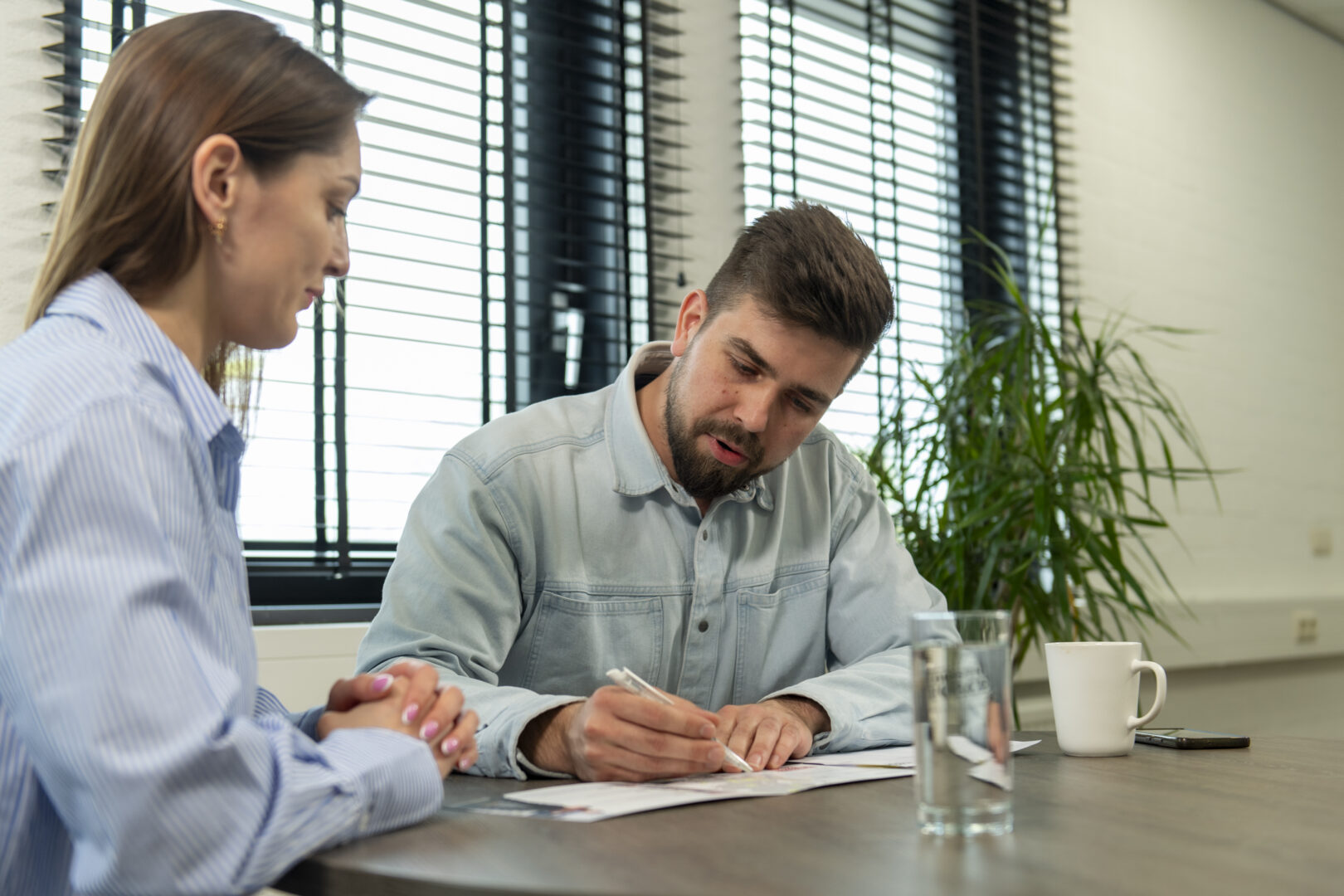 Man en vrouw kijken naar lijst