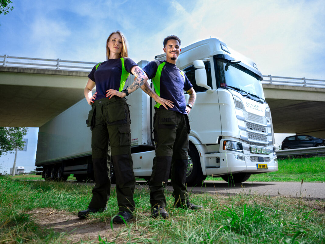 Man en vrouw voor truck