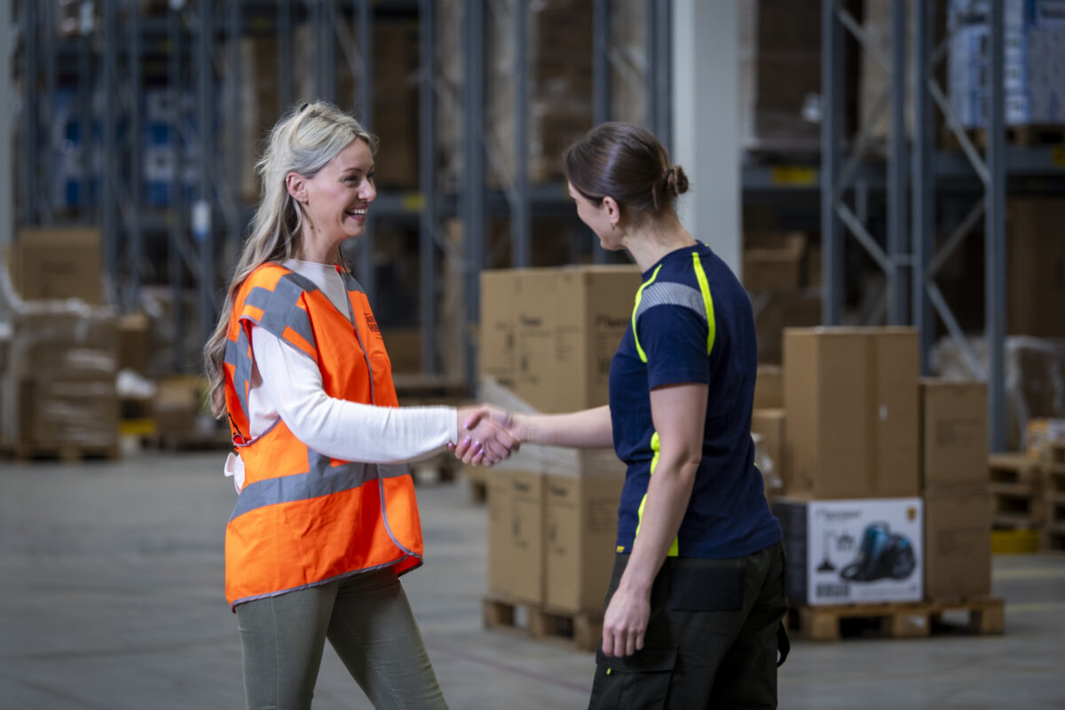 2 vrouwen handshake warehouse